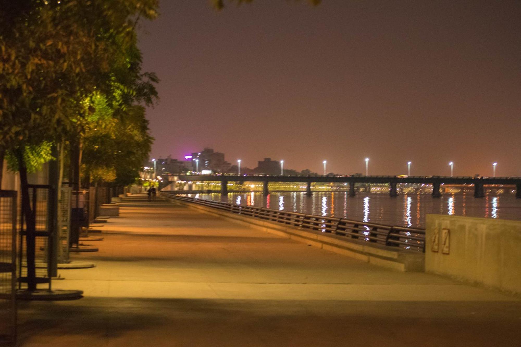 River Front Property Ahmedabad Esterno foto